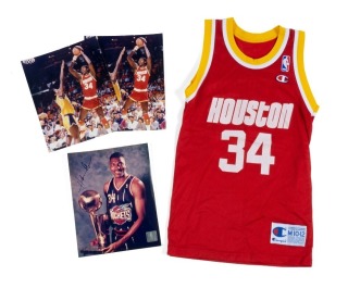 HAKEEM OLAJUWON SIGNED PHOTOGRAPH GROUP OF THREE WITH YOUTH JERSEY