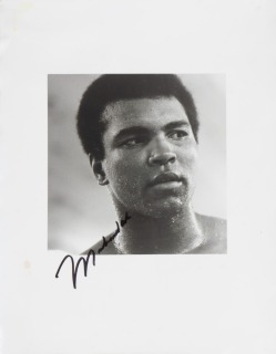 MUHAMMAD ALI SIGNED BLACK AND WHITE IMAGE