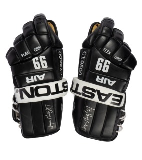 WAYNE GRETZKY SIGNED EASTON HOCKEY GLOVES - PSA