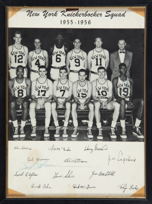 RAY FELIX 1954 NBA ROY SIGNED 1955-56 NEW NORK KNICKERBOCKERS TEAM IMAGE